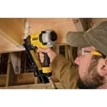 Clavadora para conectores metálicos DEWALT DWMC150 de 1,5 pulgadas
