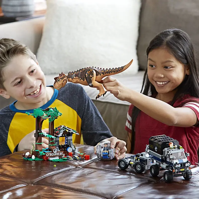 Kit de construcción LEGO Jurassic World Carnotaurus Gyrosphere 75929