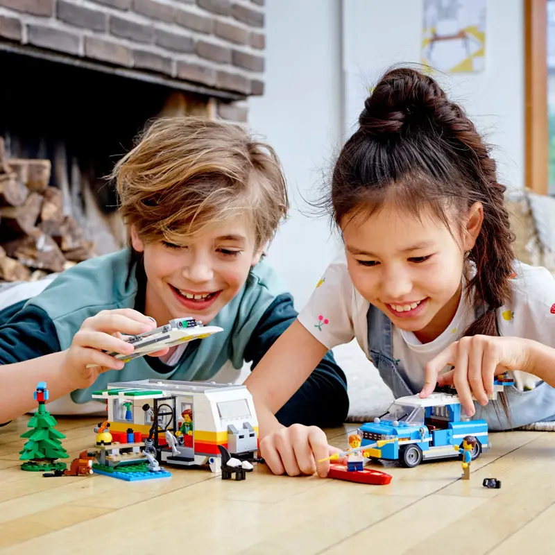 Kit de construcción LEGO Creator 3 en 1 Caravan Family Holiday 31108