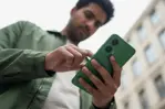 Celular G35 XT2433-2 - 6.7" FHD+ 120Hz, 4/256GB, 50MP, 5000mAh, Rojo Guava