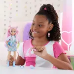 Muñeca moderna Barbie Dream Besties Daisy Jean con acceso.