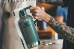Growler Stanley Classic Easy-Pour de acero inoxidable aislante de 1,9 L