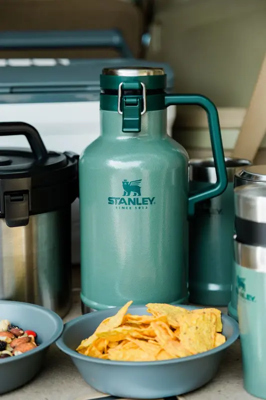 Growler Stanley Classic Easy Pour de acero inoxidable aislante de 1,9 L