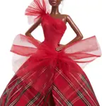 Muñeca moderna Barbie Signature Holiday 2024 con vestido a cuadros