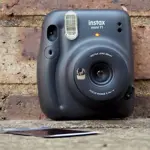 Cámara Instantánea Fujifilm Instax Mini 11 Negra +20 FOTOS