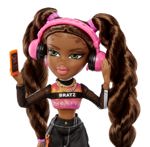 Muñeca de moda Bratz Alwayz Sasha con 10 accesorios y póster