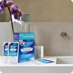 Crest 3D Vivid Plus Kit de blanqueamiento dental, tiras blancas básicas