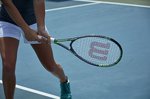 Raqueta de tenis Wilson Tour Slam para adultos con cuerdas, 4 1/4, morado/azul
