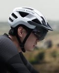 Casco de bicicleta OutdoorMaster con luz, gafas y visera, color blanco