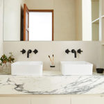 Grifería Pared Lavatorio baño Peirano Velvet negro cerámico