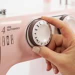 Maquina de Coser Lumina Flora Rosa Trabajos Pesados con 24 Diseños de Puntada