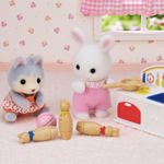 Caja de juguetes Calico Critters para bebés con conejito de nieve y panda
