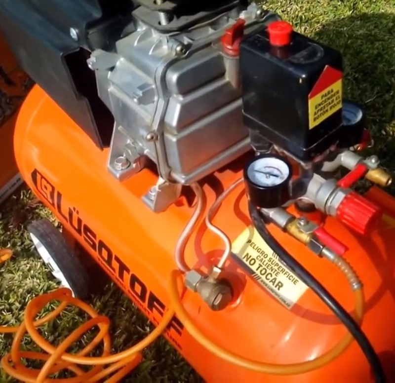 Compresor De Aire 50 Lts Lusqtoff + Kit 3 Piezas Lc2550bk LUSQTOFF